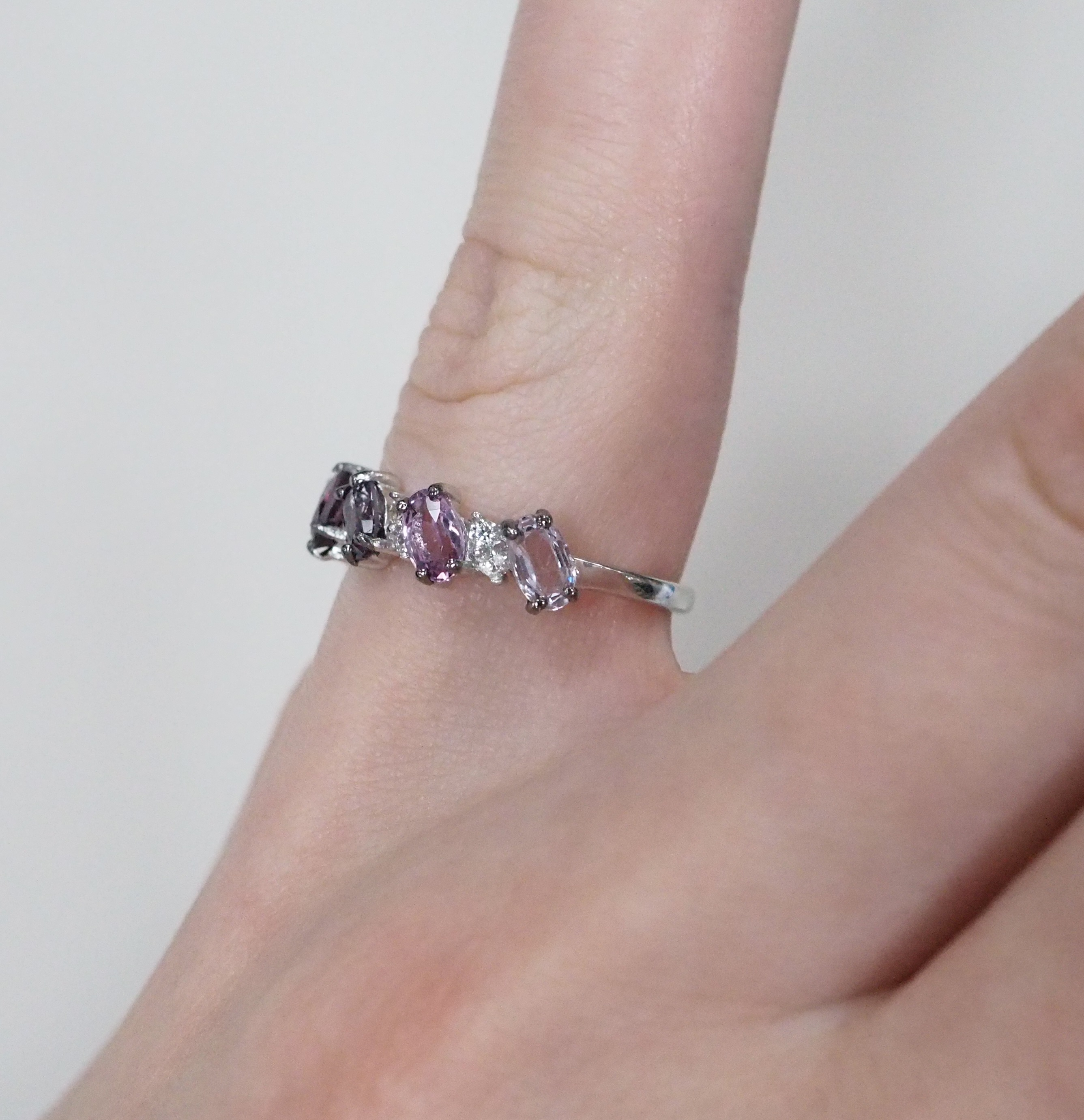 Серебряное кольцо с разноцветной шпинелью